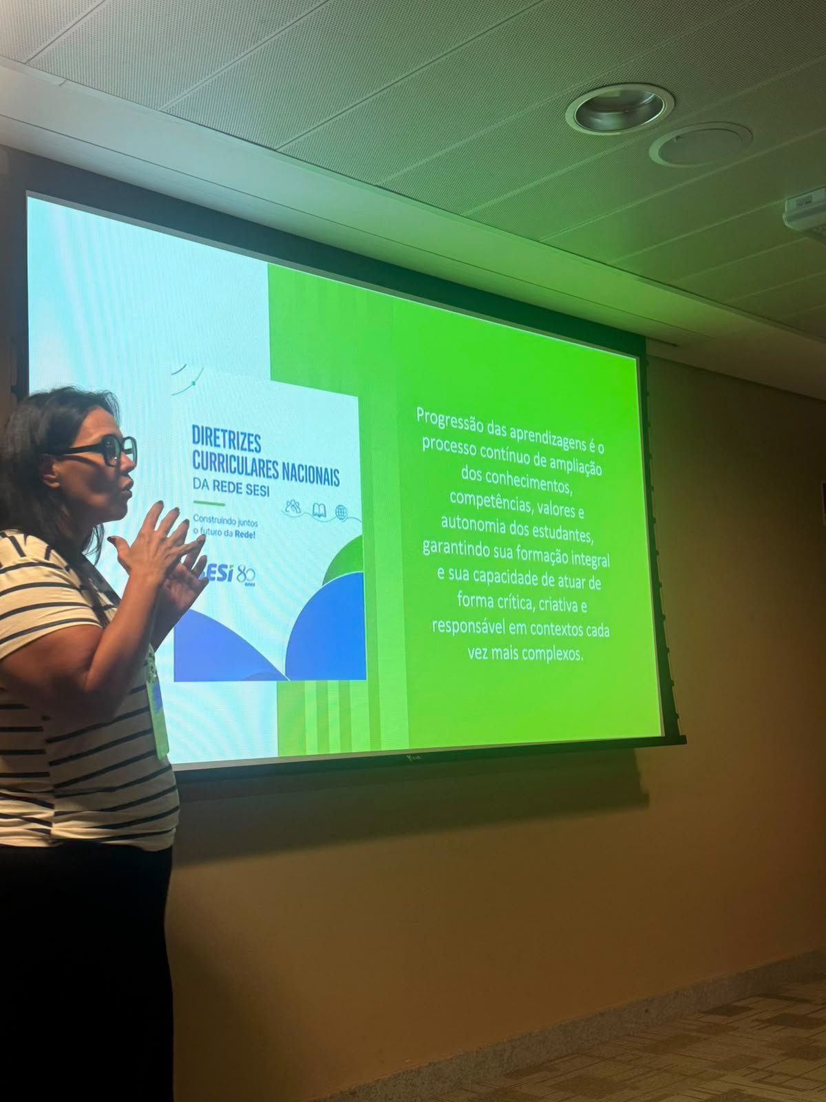 Letícia Semenzato apresentando as Diretrizes Curriculares Nacionais a gestores