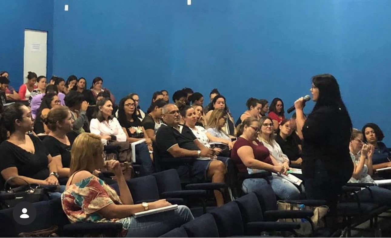 Letícia Semenzato diante de plateia em auditório