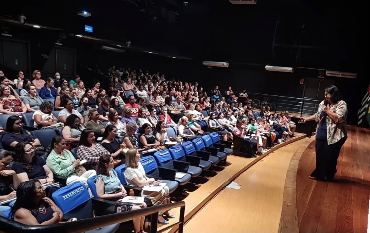 Letícia Semenzato falando para auditório lotado