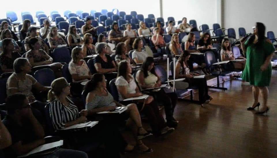 Letícia Semenzato falando para plateia em auditório