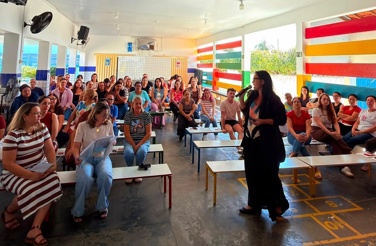Letícia Semenzato em formação com educadores no pátio da escola