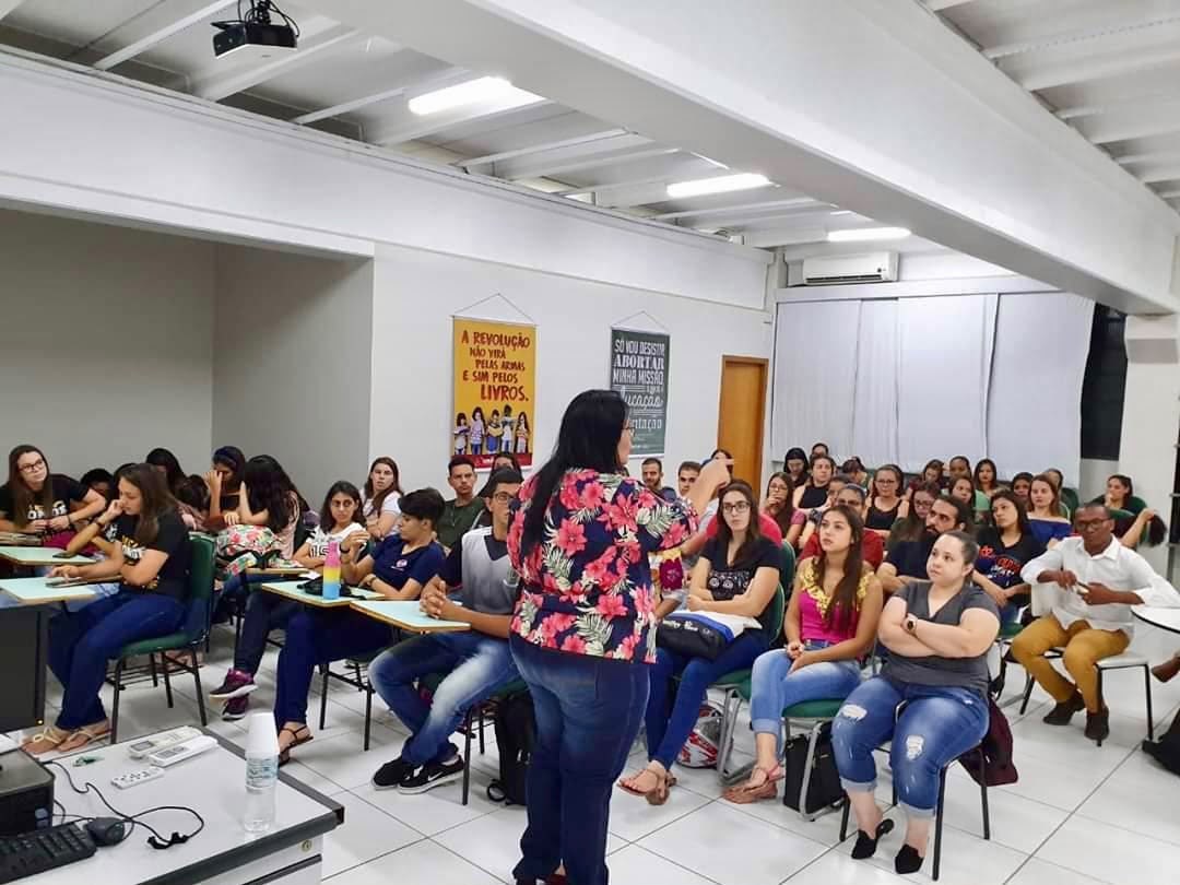 Letícia Semenzato em formação com educadores
