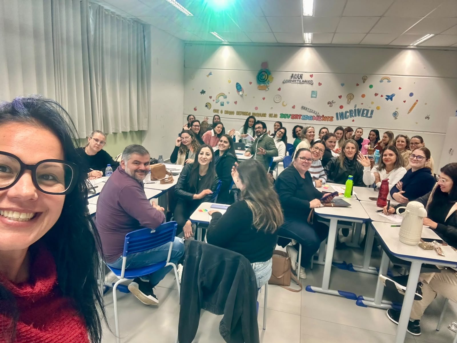 Letícia Semenzato em formação com grande grupo de professores e coordenadores