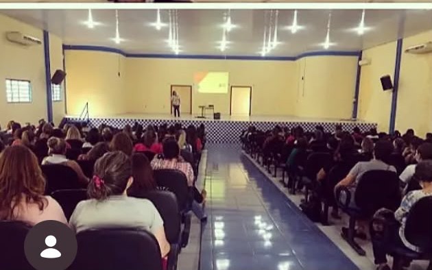 Palestra de Letícia Semenzato vista do fundo da plateia