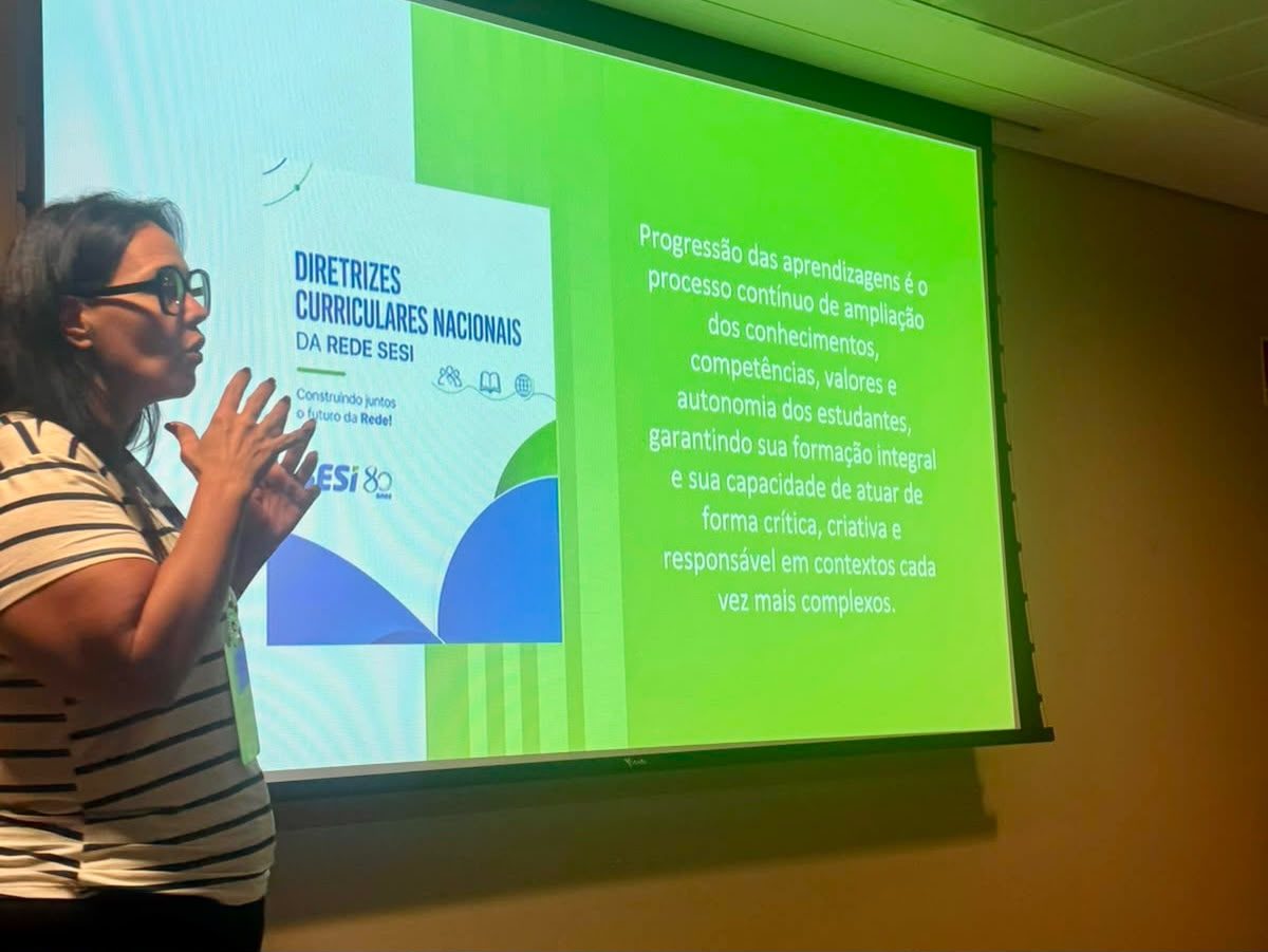 Letícia Semenzato apresentando as Diretrizes Curriculares Nacionais da Rede SESI